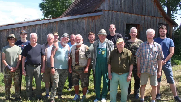 Neuer Angelkönig: Der scheidende König Joachim Haake (4. von links) überreicht im Kreis der übrigen Wettkampfteilnehmer die Königskette an Wolfgang Kamsties (3. von links). - © Lippischer Fischereiverein