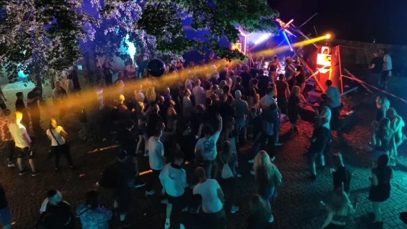 Feiern bis zum Morgengrauen: Das Festival "Burgbeben" hat die altehrw&uuml;rdige Burg Sternberg schon 2022 im wahrsten Wortsinn beben lassen. - &copy; Arcivbild: Sylvia Frevert