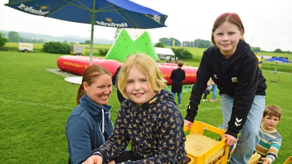 Ina und Emma (von links) haben Spa&szlig; auf der Rollenrutsche. - &copy; Nicole Ellerbrake