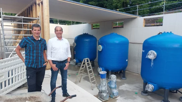 Lange haben sich Frank Erbs (links) und Rolf Stanislawski, Betreiber des Freibads in Schieder, die neuen Filter herbeigesehnt. Jetzt sind sie da. Doch in dieser Badesaison kommt zum letzten Mal die alte Technik zum Einsatz. - &copy; Michaela Wei&szlig;e