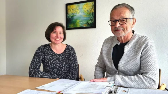 Veronica Ertel und J&uuml;rgen Gehle unterst&uuml;tzen gefl&uuml;chtete Ukrainer im Mehrgenerationenhaus in Lemgo bei Antr&auml;gen und Formularen. - &copy; Freya K&ouml;hring
