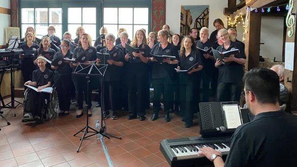 "Charmonie" gibt sein erstes eigenes Konzert in Krulls Scheune. - © Charmonie