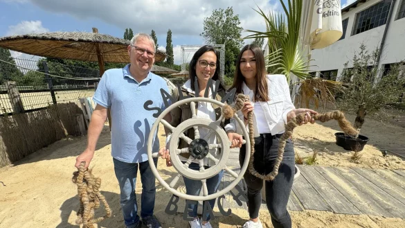 Peter Raupach (von links) mit Frau Branka und Tochter Angela auf dem "Salina Beach". Im Hintergrund ist schon das Ger&uuml;st f&uuml;r die LED-Anlage zu sehen. - &copy; Sven Kienscherf