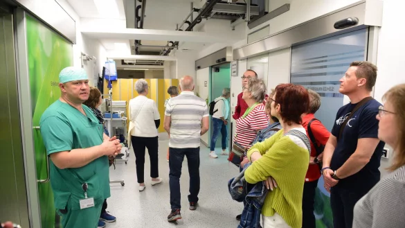 Thomas Herden, OP-Leiter, zeigt den Besuchern den OP-Bereich - © Nicole Ellerbrake