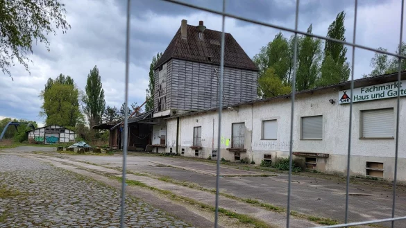 Blick auf die Brandruine in der Ladestra&szlig;e. Hier hat sich seit dem Gro&szlig;feuer augenscheinlich kaum etwas ver&auml;ndert. Offen liegen verbrannte Abf&auml;lle auf dem Gel&auml;nde herum (im Hintergrund). - &copy; Freya K&ouml;hring