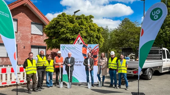 Bürgermeister Borris Ortmeier (4. von rechts) und Carina Brakhage,Teamleiterin Planen und Bauen bei der Stadt Barntrup (3. von rechts), setzen gemeinsam mit Vertretern der Baufirma sowie von UGG den ersten Spatenstich. - © GVO MEDIA GmbH