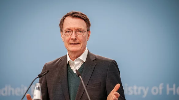 Karl Lauterbach (SPD), Bundesminister f&uuml;r Gesundheit, stellt auf einer Pressekonferenz die nationale Suizidpr&auml;ventionsstrategie der Bundesregierung vor. - &copy; dpa