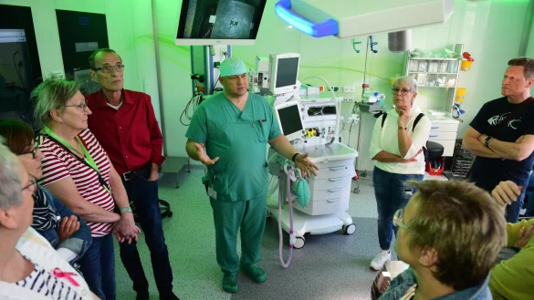 Thomas Herden, OP-Leiter, zeigt den Besuchern den OP-Bereich - © Nicole Ellerbrake