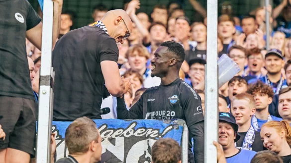 SCP-St&uuml;rmer Sirlord Conteh wird nach dem HSV-Spiel auf der S&uuml;dtrib&uuml;ne von "Capo" Fabian Westermann in Empfang genommen. - &copy; Besim Mazhiqi