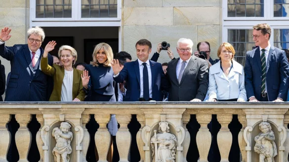 Hendrik W&uuml;st (r.) auf dem Rathaus-Balkon in M&uuml;nster an der Seite unter anderem von Bundespr&auml;sident Steinmeier (3.v.r.) und Frankreichs Pr&auml;sident Macron (m.). - &copy; Guido Kirchner