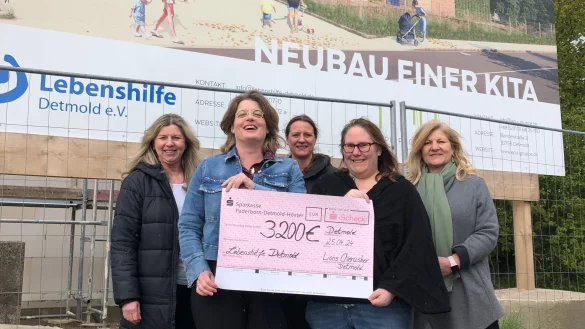 v.l. Nicoline Kossinna, D&ouml;rte Pieper, Stephanie Kleine, Daniela Kleinpenning und Barbara Milde freuen sich auf die neue Kita und &uuml;ber die Spende, die f&uuml;r eine Wasser- und Matschanlage bestimmt ist. - &copy; Lions Cherusker