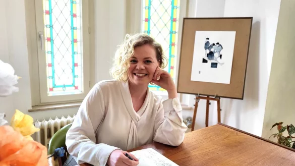 Celia Kaspar an ihrem Schreibtisch in Bad Salzuflen. Hier arbeitet sie und entwickelt unter anderem neue Charaktere. - &copy; Freya K&ouml;hring