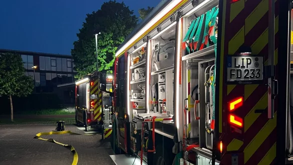 Zu einem Feuer an einer der st&auml;dtischen Grundschulen ist die Feuerwehr am Dienstagabend ausger&uuml;ckt. - &copy; Feuerwehr Detmold/Erdelt