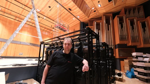 Es werde Licht: Manuel Kohler ist der Projektbeauftragte f&uuml;r die technische sanierung des Konzerthauses. Unter anderem werden 140 neue LED-Lampen installiert. - &copy; Sven Koch