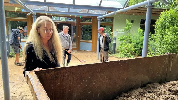 Melanie Sudmann (stellvertretende Kitaleiterin) schaut sich die volle Mulde an. Das G&auml;rtnerteam der AWO hat am Mittwoch die meisten Wege rund um das Geb&auml;ude wieder einigerma&szlig;en freiger&auml;umt. - &copy; Seda Hagemann