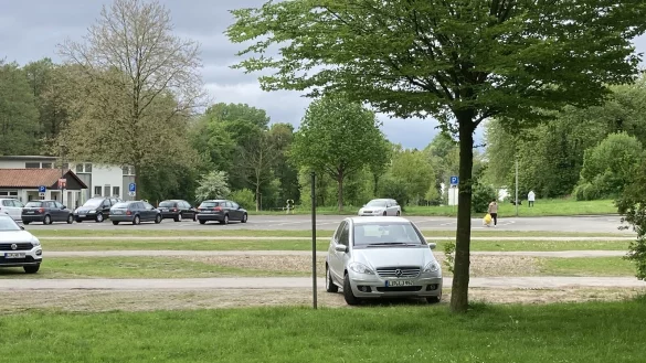 Auf der Wiese neben dem Heinrich-Drake-Platz soll der Neubau der Grundschule Bad Meinberg entstehen. - &copy; Cordula Gr&ouml;ne
