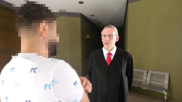 Rechtsanwalt J&uuml;rgen Bischoff aus Bad Salzuflen vertritt den 34-j&auml;hrigen Angeklagten. Zivilrechtlich ist der Kosmetiker schon rechtskr&auml;ftig verurteilt worden. 5000 Euro Schmerzensgeld soll er zahlen. Vor dem Amtsgericht Lemgo ging es noch mal um einiges mehr. - &copy; Janet K&ouml;nig