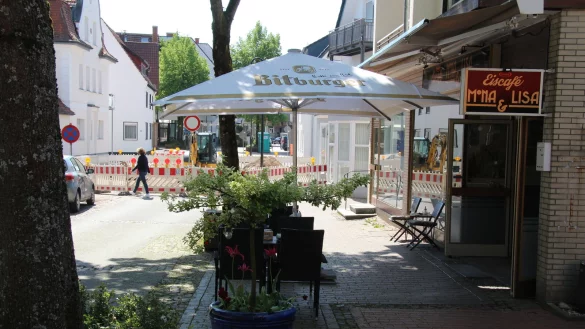 Wegen eines Br&uuml;ckenneubaus ist die Krumme Stra&szlig;e in Bad Meinberg derzeit unterbrochen. Wenn die Arbeiten richtig losgehen, kommen selbst Fu&szlig;g&auml;nger nicht mehr durch. Das Eiscaf&eacute; Mona & Lisa wird dann deutlich weniger Kunden haben. - &copy; Dieter Asbrock