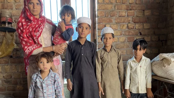 Sajida (links im Hintergrund) lebt mit ihren verbliebenen Kindern im nordindischen Dorf Ghatmeeka. - &copy; Can Merey