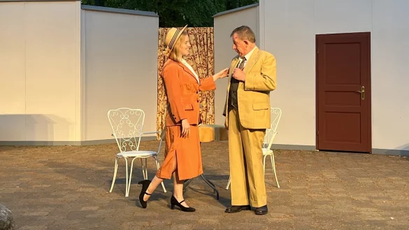 Hedwig (Wiebke Blume) macht Ministerialrat Breitenbach (Reinald Rohlfs) sch&ouml;ne Augen. - &copy; Jana Beckmann