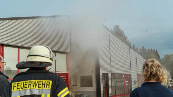 Der Kunstnebel steigt aus der Lagerhalle empor. Rechts beobachtet Einheitsführerin Melanie Mengedoht das Geschehen. - © Leon Stock/FreitagTV