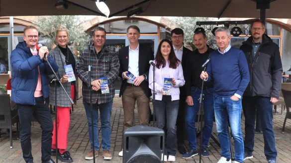 Freuen sich auf f&uuml;nf Live-Konzerte auf dem Marktplatz: Lemgo Marketing-Gesch&auml;ftsf&uuml;hrer Wolfgang J&auml;ger (2. von rechts) mit Vertretern der Sponsoren. - &copy; Lemgo Marketing