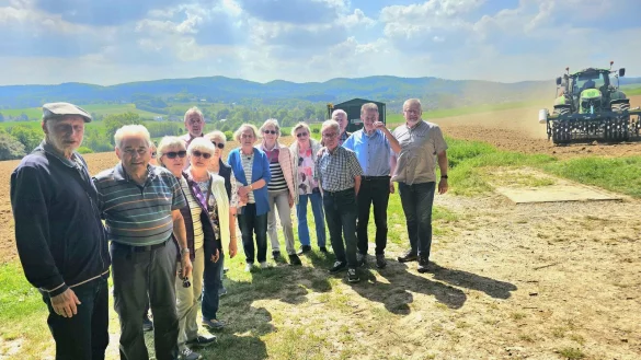 Kaiserwetter in H&ouml;rste, da l&auml;sst es sich sehr gut wandern. F&uuml;r Wanderf&uuml;hrer Wolfgang Thevis (links) ist das ein Pfund, mit dem der Luftkurort wuchern kann. Zum 40. des Wander-Angebots geht es &uuml;ber die Egge in Richtung Berkenkamp. - &copy; Astrid Sewing
