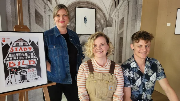 Sonja Beinlich, Leiterin des Stadtarchivs Bad Salzuflen, K&uuml;nstlerin Celia Kaspar und K&uuml;nstler Marius Pokutta (von links) haben eine gemeinsame Ausstellung zu Salzufler Hausfassaden konzipiert, die demn&auml;chst im Haus Uekermann, Am Markt 16, zu sehen ist. - &copy; Freya K&ouml;hring
