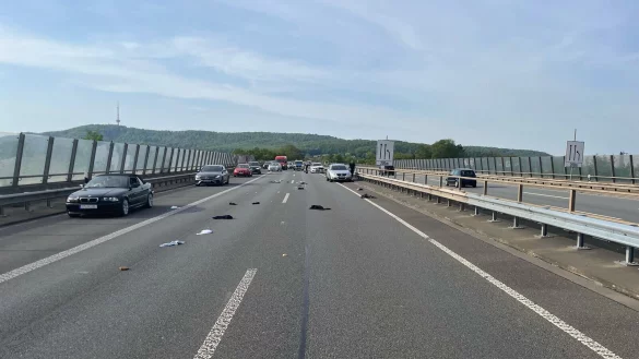 Zahlreiche Kleidungsst&uuml;cke &ndash; darunter ein Brautkleid &ndash; landeten auf dem Ostwestfalendamm. - &copy; Polizei Bielefeld