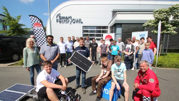 Sch&uuml;ler, Lehrer und Organisatoren geben vor der Smart Factory auf dem Lemgoer Campus den Startschuss f&uuml;r den Solar-Racing-Cup. Vorne sind zu sehen (von links): Projektleiterin Monika Pieper (Verein Energie-Impuls OWL), Elias H&ouml;fer (Realschule Aspe), Amir Gulfam (Agentur f&uuml;r Arbeit Lemgo), Paul Kullick (Realschule Aspe), Eike Schmidtpott und Djego P&ouml;nitzsch (beide von der Jacobischule Kalletal) und Klaus Meyer (Vorsitzender des Vereins Energie-Impuls OWL und des Vereins deutscher Ingenieure in OWL). - &copy; Jens Rademacher