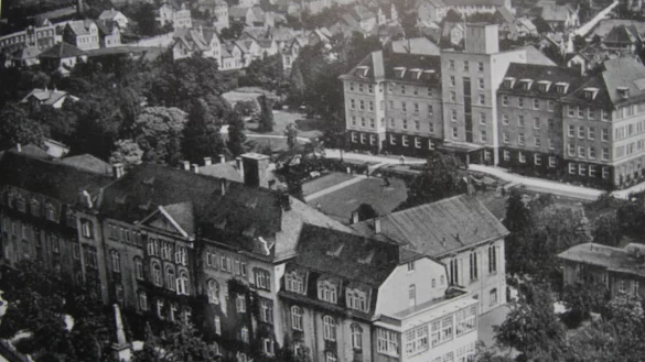 Das Landkrankenhaus vor dem Umbau von 1922/23. Sämtliche Gebäude - unten in der Bildecke die Wotanstraße - sind mittlerweile verschwunden und durch Neubauten ersetzt. - © Foto: Sammlung Diakonissenhaus/Repro: Martin Hostert