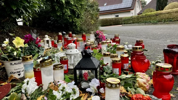 Kerzen und Blumen am Tatort am Ingolst&auml;dter Weg. Ein 21-j&auml;hriger Arbeitskollege der Get&ouml;teten muss sich vor dem Landgericht Bielefeld verantworten. - &copy; Archivfoto: Jens Reichenbach