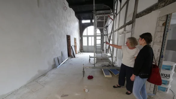 Kita-Leiterin Heike Burg (links) steht mit Ann-Marie Sander (Tr&auml;ger Eben-Ezer) in der Deele des Fachwerkhauses, die ab August der Ankommensraum sein wird. - &copy; Jost Wolf