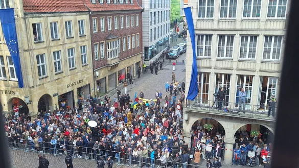 Zuschauer stehen vor dem Historischen Rathaus in M&uuml;nster. Die Polizei hat das Gebiet weitr&auml;umig abgesperrt. - &copy; Ingo Kalischek
