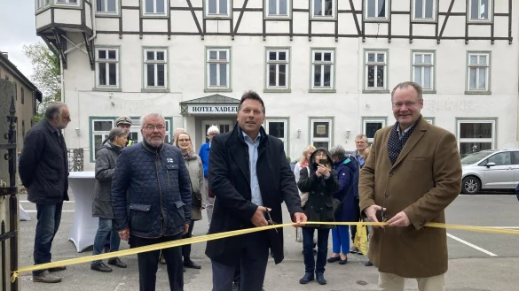 B&uuml;rgermeister Frank Hilker (vorn links) und sein Amtskollege Janne Laine aus Finnland weihen den Savonlinnapfad zwischen Grabenstra&szlig;e und Bismarckstra&szlig;e ein. Neben Hilker steht Asmus Link, der ma&szlig;geblich die Partnerschaft mit angesto&szlig;en hat. - &copy; Cordula Gr&ouml;ne