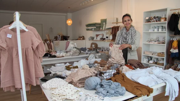 Irena Janzen legt ein paar Bodys in ihrem Laden "Babyli" am Bruchweg zusammen. - &copy; Nadine Uphoff
