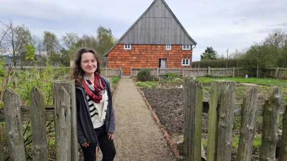 Laura Opel hat einen Lieblingsort im Ziegeleimuseum Lage. Der Zieglerkotten und der Garten haben es ihr angetan. Und das, obwohl sie auch etwas ganz anderes kennt: Das Leben in einem englischen Herrenhaus. - &copy; Astrid Sewing