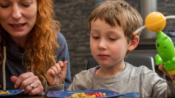 Bei der Ern&auml;hrung von Kindern m&uuml;ssen Eltern viele Dinge beachten. Oft ist es ein Fehler, bei der Produktauswahl blind auf TV-Werbungen oder Social Media zu vertrauen. - &copy; dpa