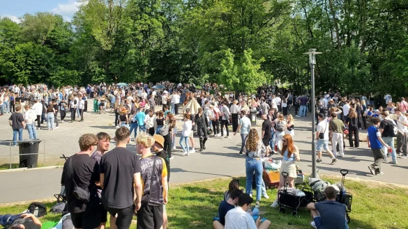 Der Regenstorplatz in Lemgo ist an Himmelfahrt von vielen jungen Menschen angesteuert worden. - © Jana Beckmann