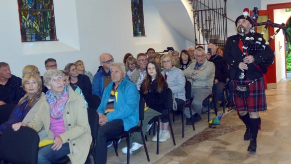Kostas Sakkos kam als letzter der drei Dudelsackspieler der Pipes and Drums of the Celtic Highlanders auf die B&uuml;hne, er schritt spielend durch den Mittelgang. - &copy; Sibylle Kemna