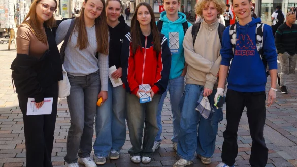 Sch&uuml;lerinnen und Sch&uuml;ler der Klasse 10a - Julia (von links), Hannah, Nina, Hanna, Connor, Phil und Max - putzen in der Fu&szlig;g&auml;ngerzone Stolpersteine. Die Zusammenarbeit zwischen ihrer Schule und dem Lemgoer Verein Stolpersteine ist jetzt auch vertraglich besiegelt. - &copy; Stephan Krause