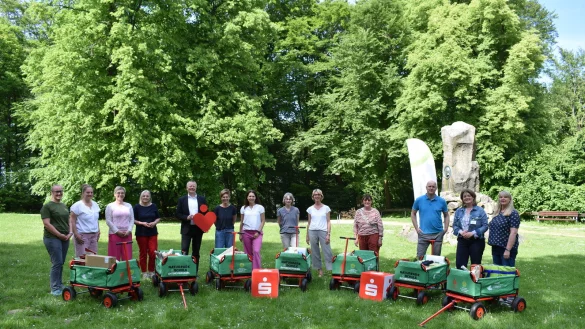 Carolin Bockhoff (links) und D&ouml;rte Pieper (2. von rechts) vom Naturpark Teuroburger Wald/Eggegebirge haben gemeinsam mit Sparkassen-Vorstand Achim Froh&szlig; (5. von links) die Entdeckermobile an die Schulleiterinnen und Schulleiter &uuml;bergeben. - &copy; Naturpark Teutoburger Wald/Eggegebirge