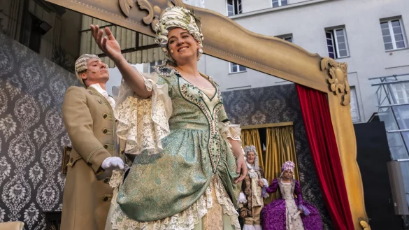 Leonard Lange, Ewa Noack, Gernot Schmidt und Manuela St&uuml;&szlig;er auf der B&uuml;hne. - &copy; Landestheater Detmold/Jochen Quast