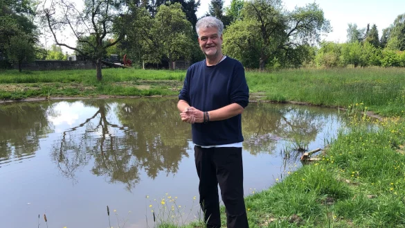 Umweltzentrum-Chef Ulrich Kaminsky steht vor dem frisch angelegten Teich am W&auml;ldchen an der Asperheide. In dem Gew&auml;sser tummeln sich bereits Kaulquappen. - &copy; Thomas Reineke