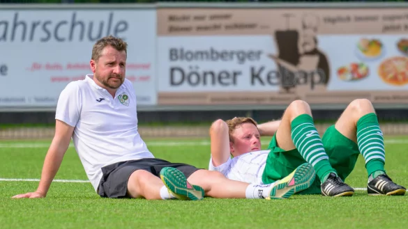 Vereint im Leid - Tief entt&auml;uscht sitzen Marvin Wittelmeyer und Trainer Timo Welsandt auf dem Boden. Die Entt&auml;uschung sitzt tief. Foto: Egon Penner - &copy; EGON PENNER
