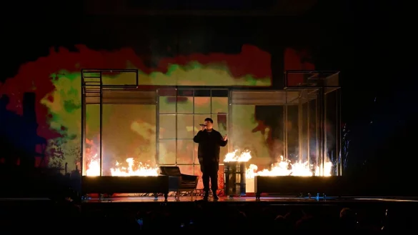 Isaak Guderian performt auf der ESC-B&uuml;hne. Mit seinem Auftritt holt er f&uuml;r Deutschland Platz 12. - &copy; Tobias SCHWARZ / AFP