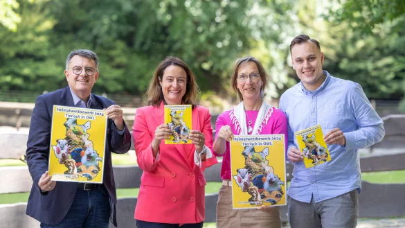 Gesch&auml;ftsf&uuml;hrer Martin Freidank (von links), Regierungspr&auml;sidentin Anna Katharina B&ouml;lling, Touristikreferentin Kerstin Hempelmann und Teamleiter der Touristikabteilung Florian Lange stellen den ADAC-Heimatwettbewerb 2024 vor. - &copy; Oliver Krato