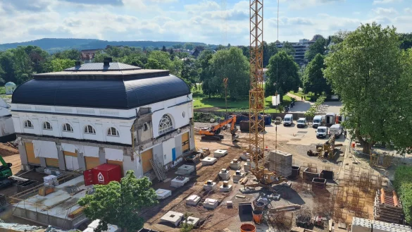 Der alte "Gala-Saal" des Kurhauses ist mittlerweile komplett freigelegt. Und es laufen bereits vorbereitende Arbeiten f&uuml;r den Neubau rund um die Altsubstanz. - &copy; Svetlana Lenger