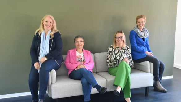 Die Projektkoordinatorin Margit Monika Hahn (v. l.) und die Familienlotsinnen B&auml;rbel Kl&ouml;ckner und Heike Weilacher helfen Familien. Heike Karallus leitet das Gesundheitszentrum in Oerlinghausen. - &copy; Gunter Held