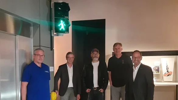 Freuen sich &uuml;ber die au&szlig;ergew&ouml;hnliche Fu&szlig;g&auml;ngerampel: (von links) Heinz-Hermann Wichert, St&uuml;hrenberg GmbH; Dr. Michael Zelle, Direktor des Lippischen Landesmuseums Detmold; Andr&eacute; Sedlaczeck, Cartoonist; Cord Br&uuml;ning, Heimatverein Hiddesen; J&ouml;rg D&uuml;ning-Gast, Vorsteher des Landesverbandes Lippe. - &copy; Lippisches Landesmuseum Detmold